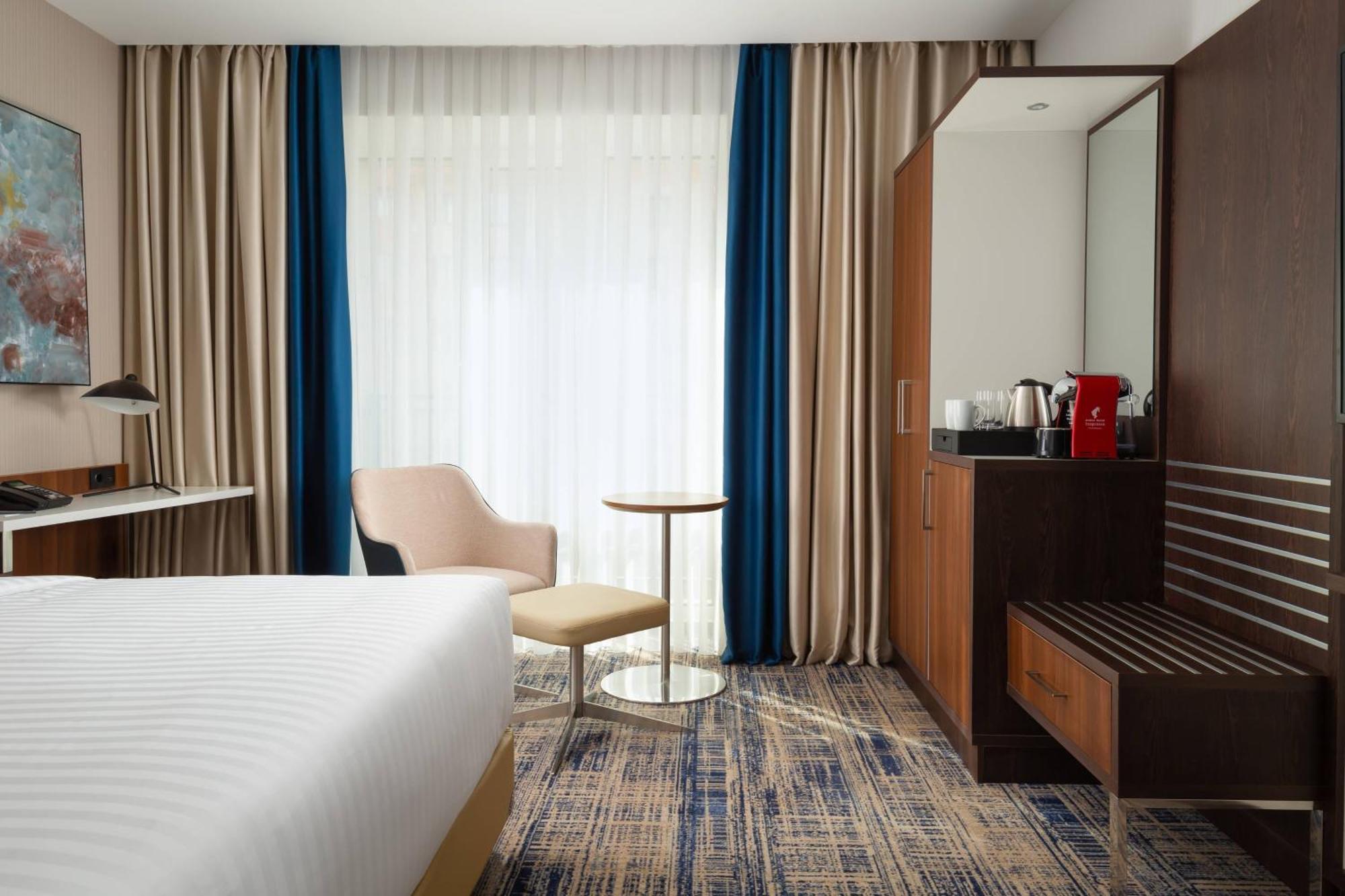 Courtyard By Marriott Tashkent Hotell Eksteriør bilde