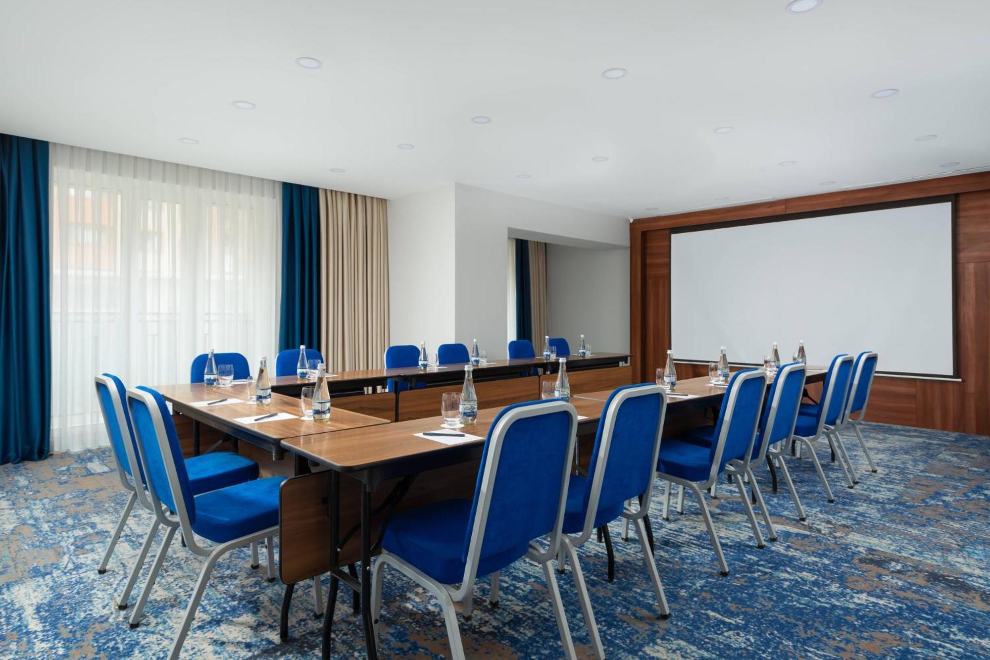 Courtyard By Marriott Tashkent Hotell Eksteriør bilde