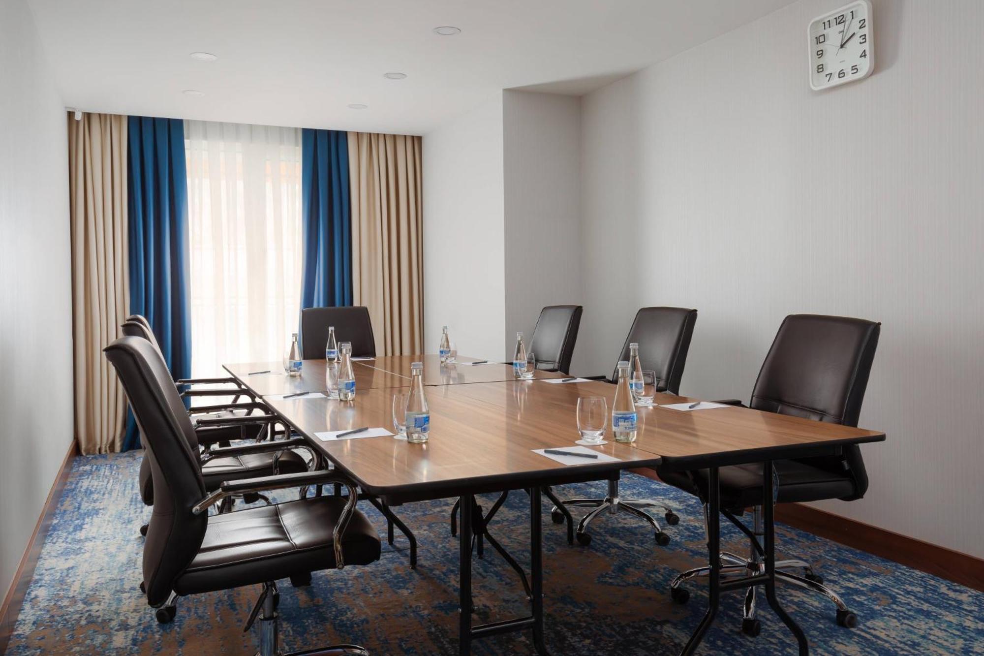 Courtyard By Marriott Tashkent Hotell Eksteriør bilde