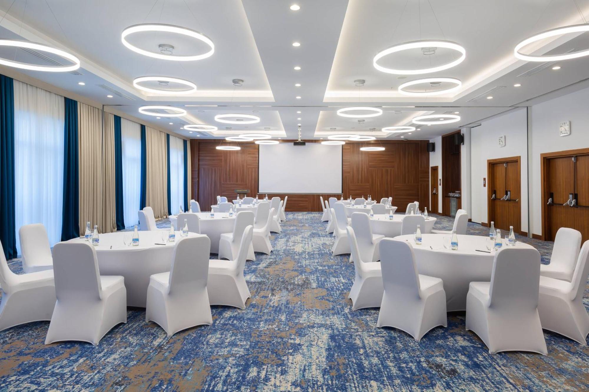 Courtyard By Marriott Tashkent Hotell Eksteriør bilde