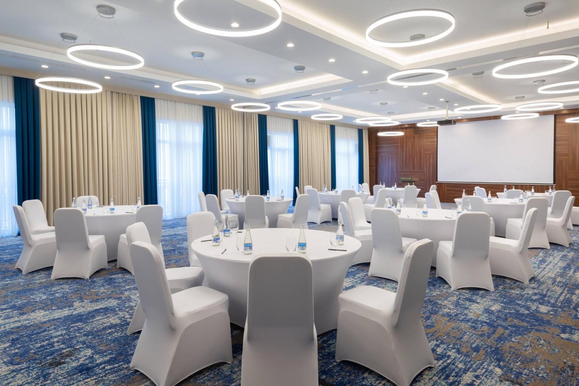 Courtyard By Marriott Tashkent Hotell Eksteriør bilde