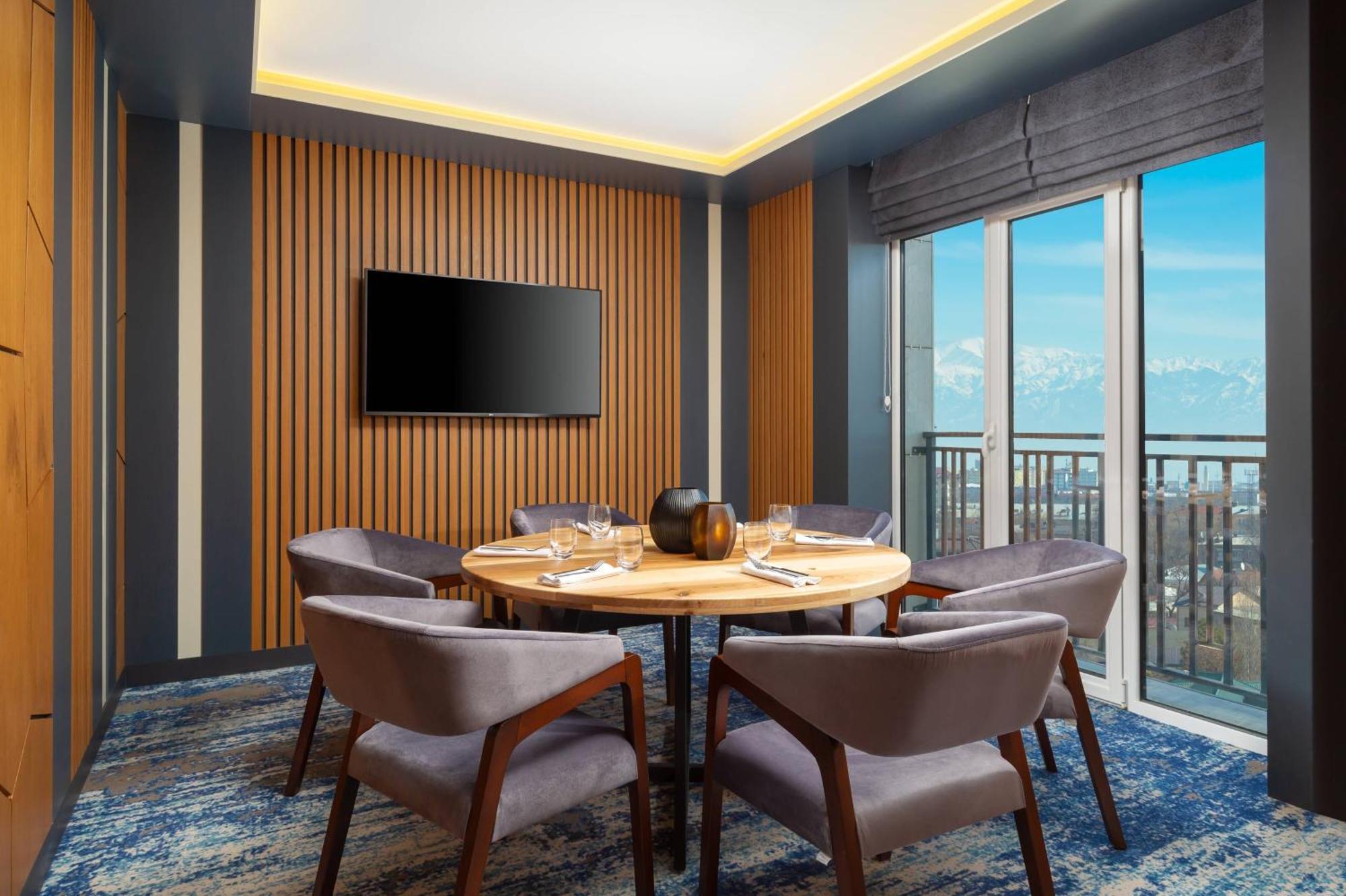 Courtyard By Marriott Tashkent Hotell Eksteriør bilde
