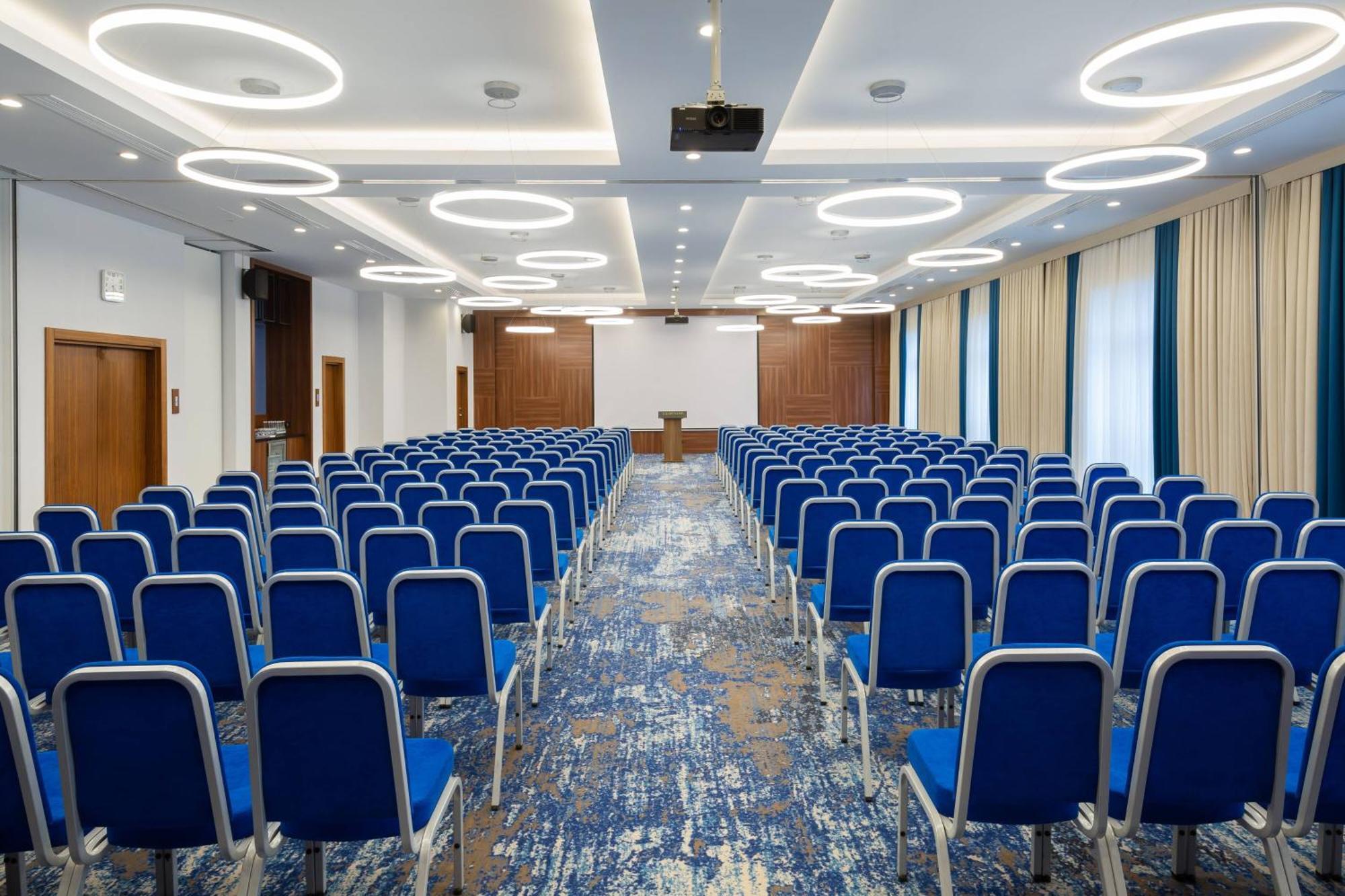 Courtyard By Marriott Tashkent Hotell Eksteriør bilde