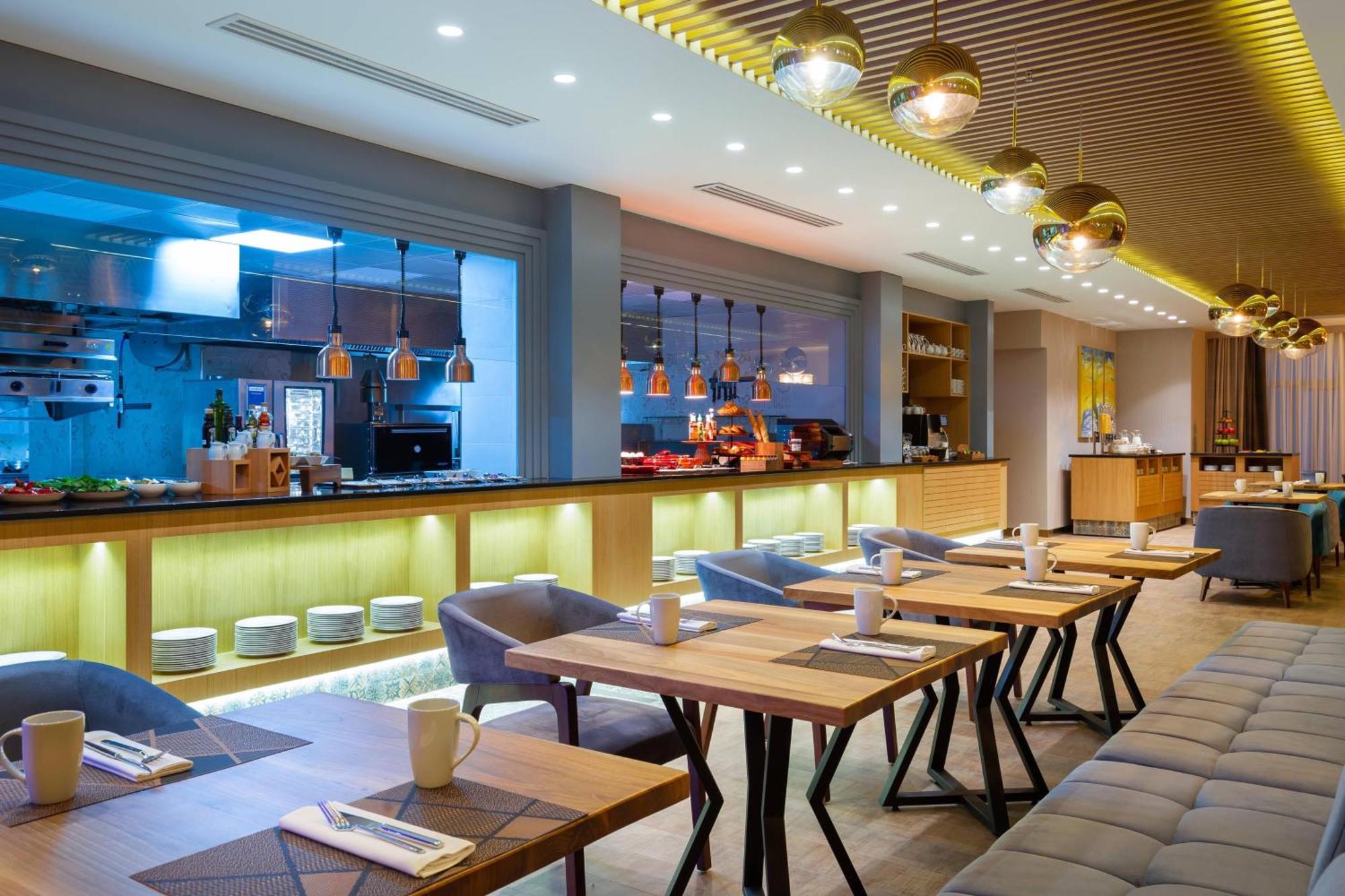 Courtyard By Marriott Tashkent Hotell Eksteriør bilde
