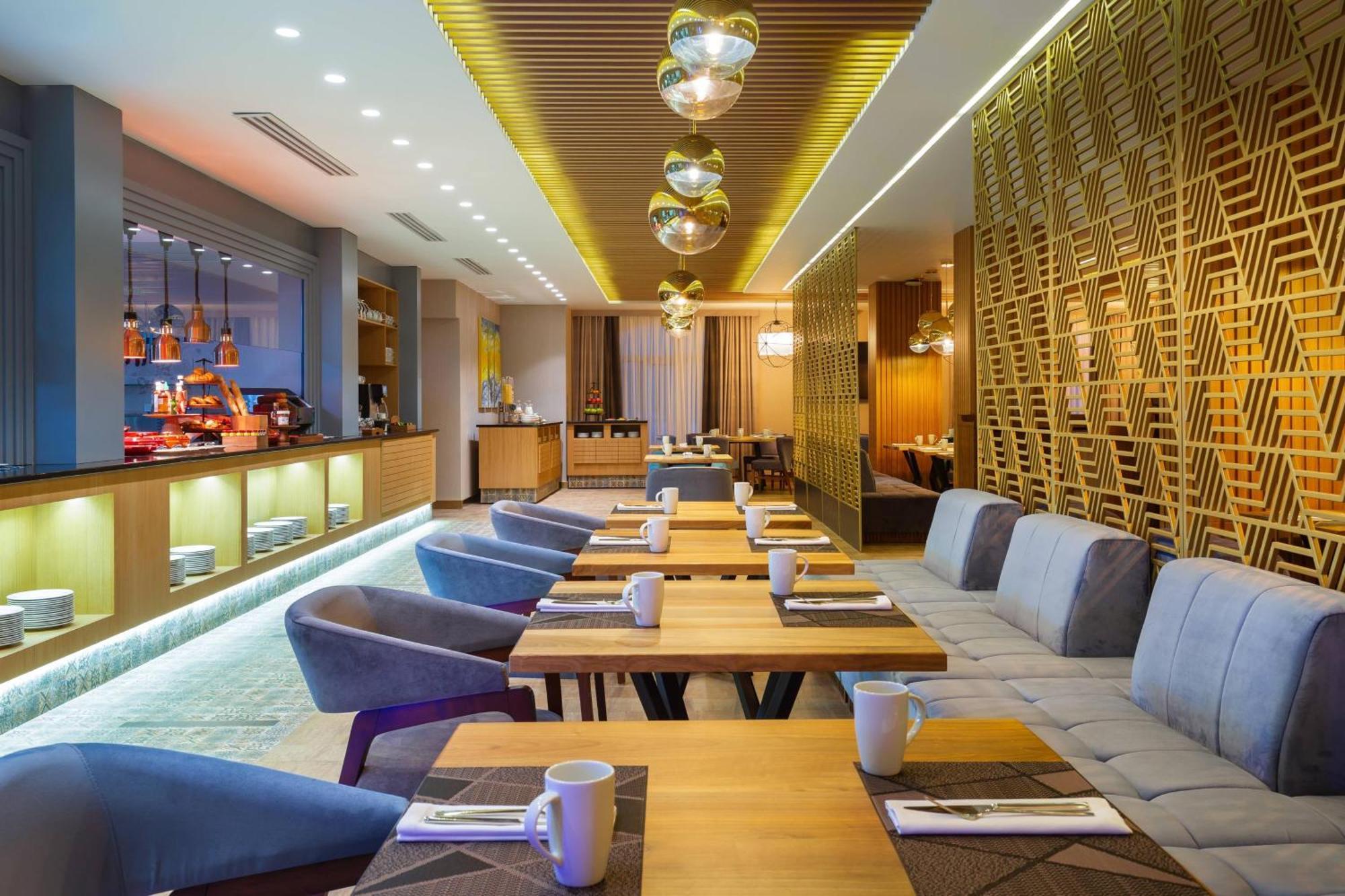 Courtyard By Marriott Tashkent Hotell Eksteriør bilde