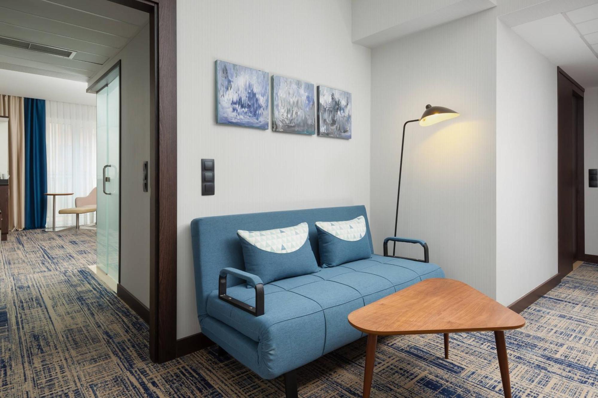 Courtyard By Marriott Tashkent Hotell Eksteriør bilde